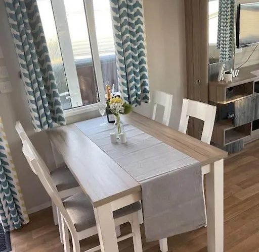 2 Bedroom Caravan To Rent In Allonby * 玛丽波特